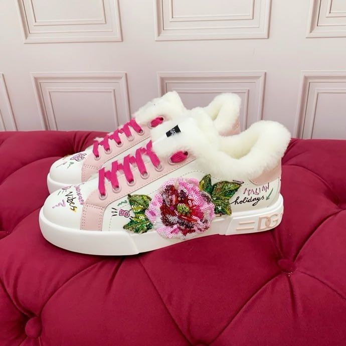 Sneakers on fur фото 2