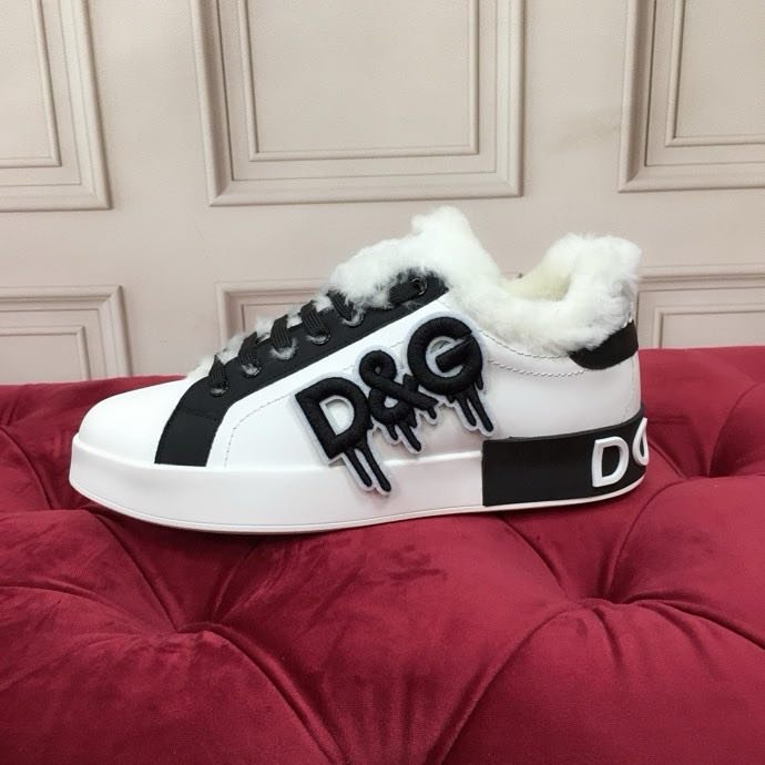 Sneakers on fur фото 3