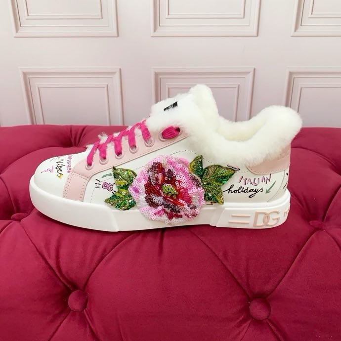 Sneakers on fur фото 5