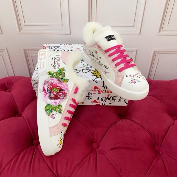 Sneakers on fur фото 6