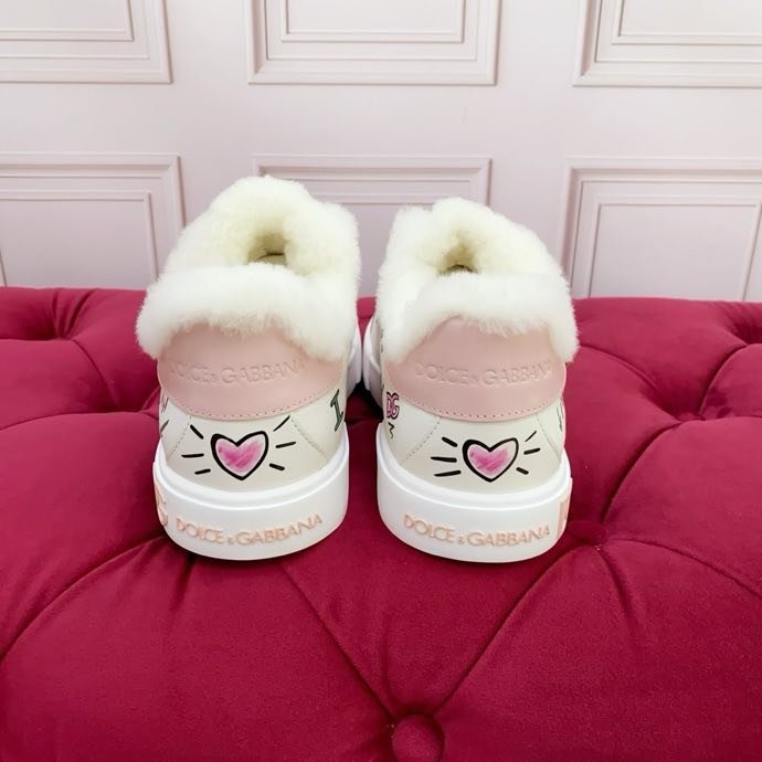Sneakers on fur фото 7