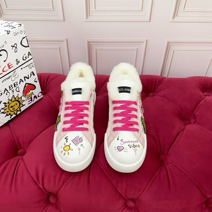 Sneakers on fur фото 8