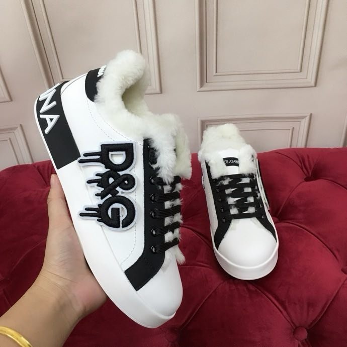 Sneakers on fur фото 8