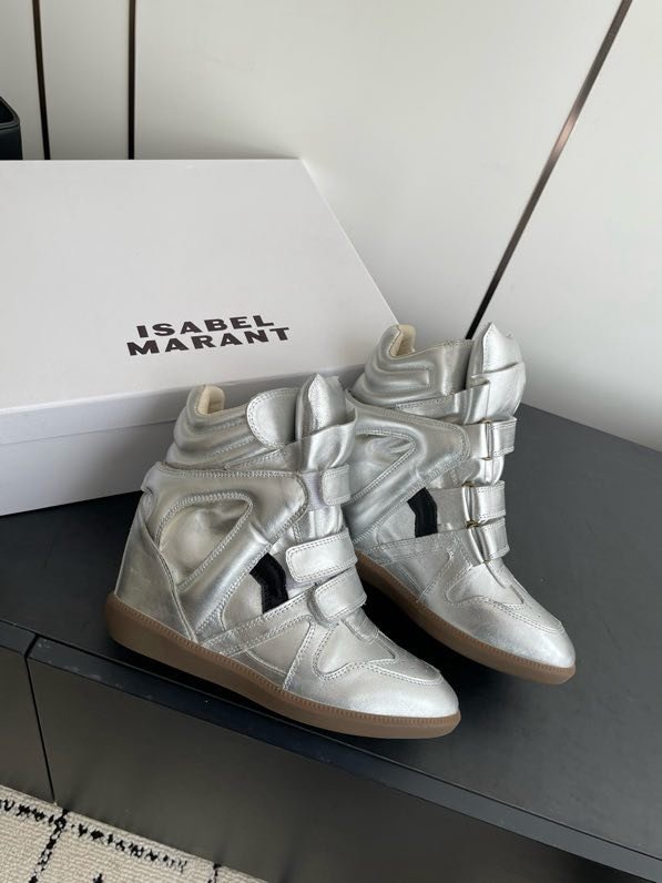 Кроссовки на танкетке кожаные