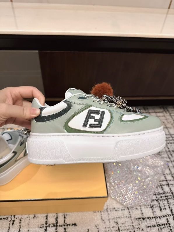 Кроссовки на высокой подошве