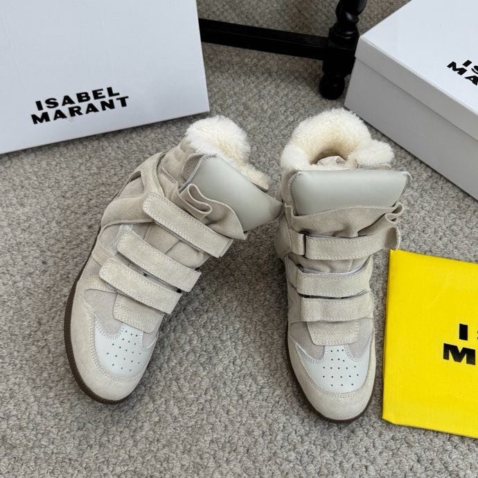 Кроссовки с мехом на танкетке