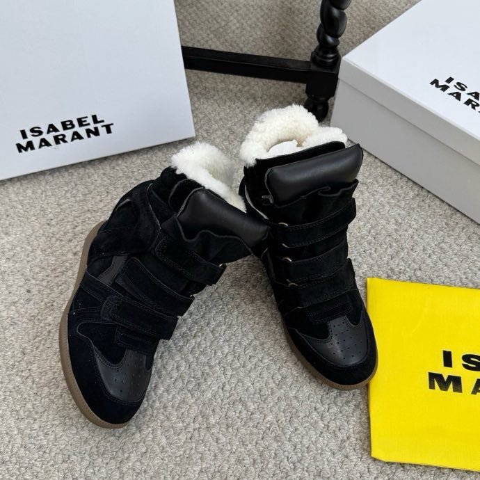 Кроссовки с мехом на танкетке