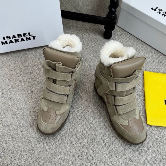 Кроссовки с мехом на танкетке