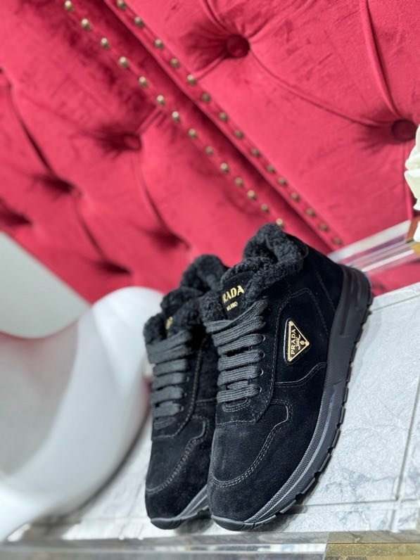 Кроссовки замшевые зимние