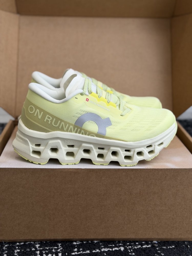Кроссовки женские Cloudmonster 3