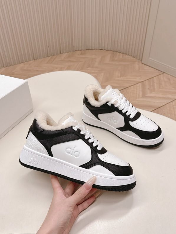 Кроссовки женские на меху