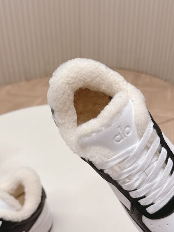Кроссовки женские на меху фото 2