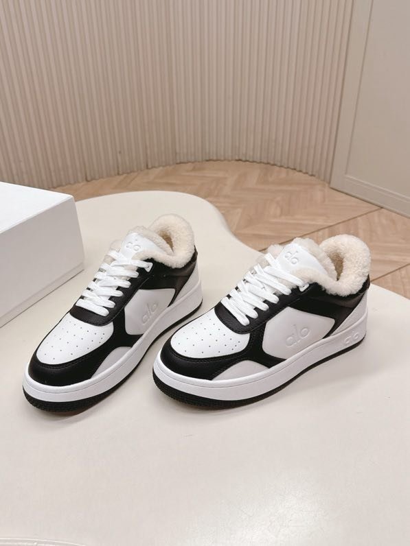 Кроссовки женские на меху фото 3