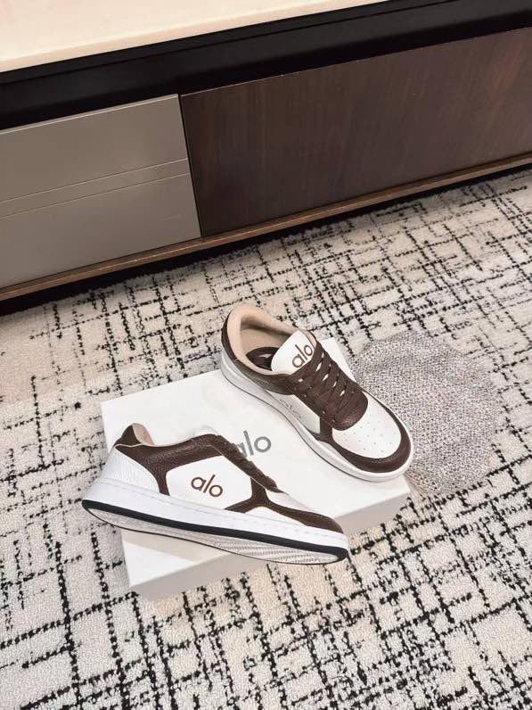 Кроссовки женские