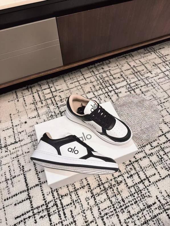 Кроссовки женские