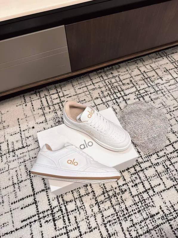 Кроссовки женские