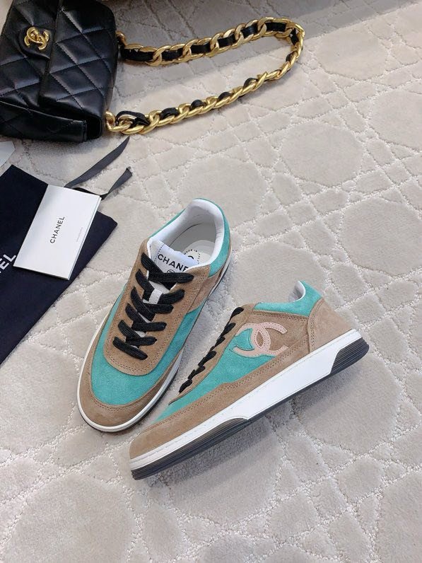 Кросівки жіночі