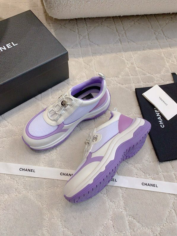 Кросівки жіночі