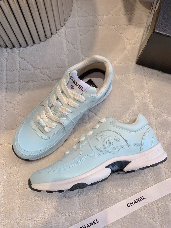 Кроссовки женские