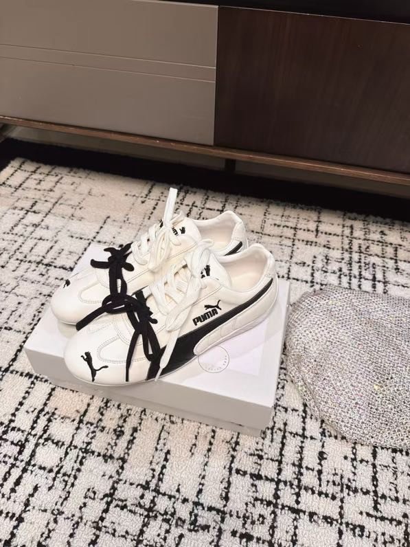 Кроссовки женские