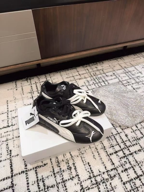 Кросівки жіночі