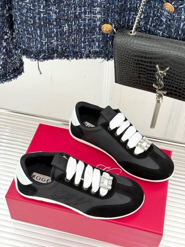 Кроссовки женские