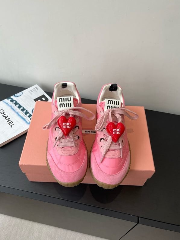 Кроссовки женские