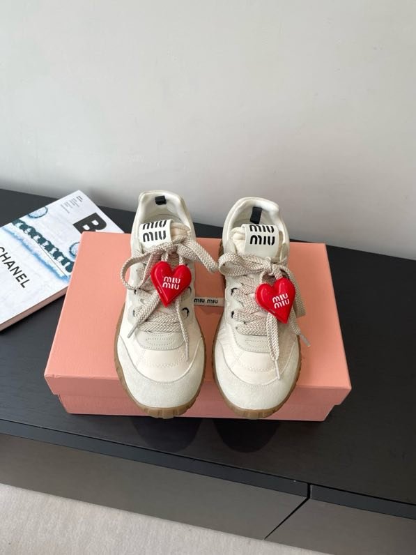 Кросівки жіночі