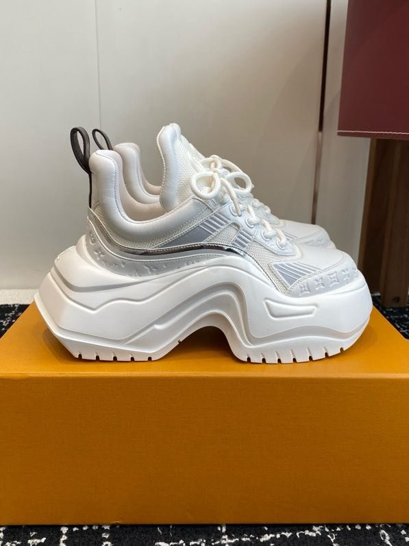 Кроссовки женские