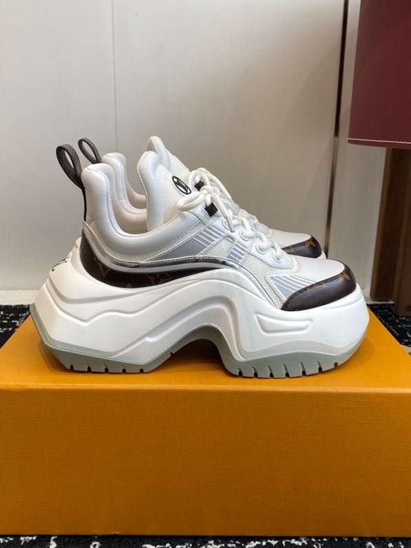 Кроссовки женские