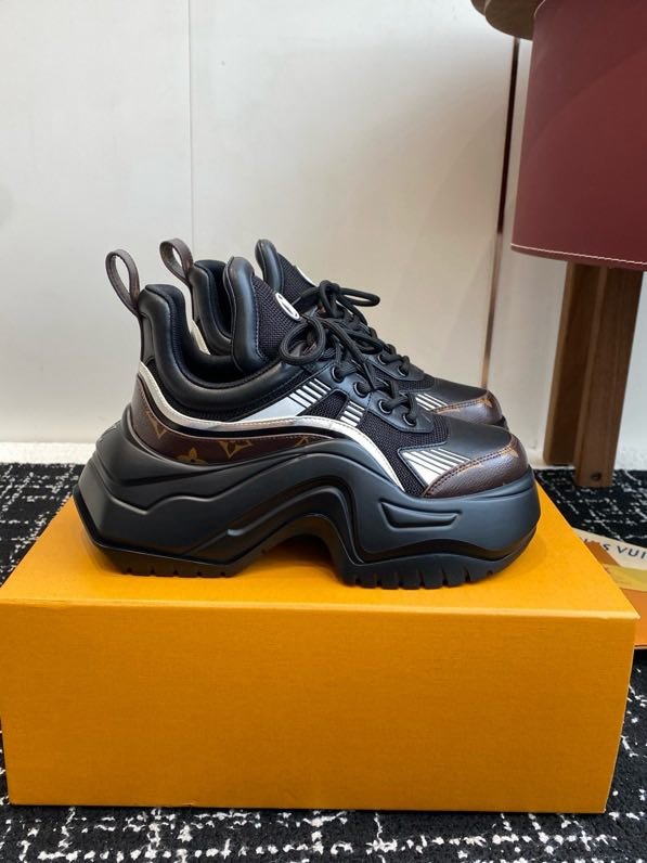 Кроссовки женские