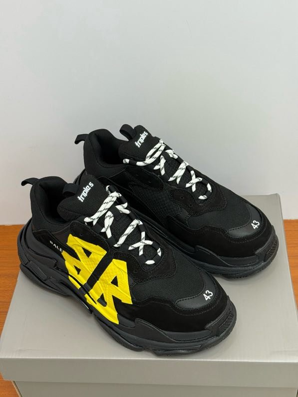 Кроссовки женские