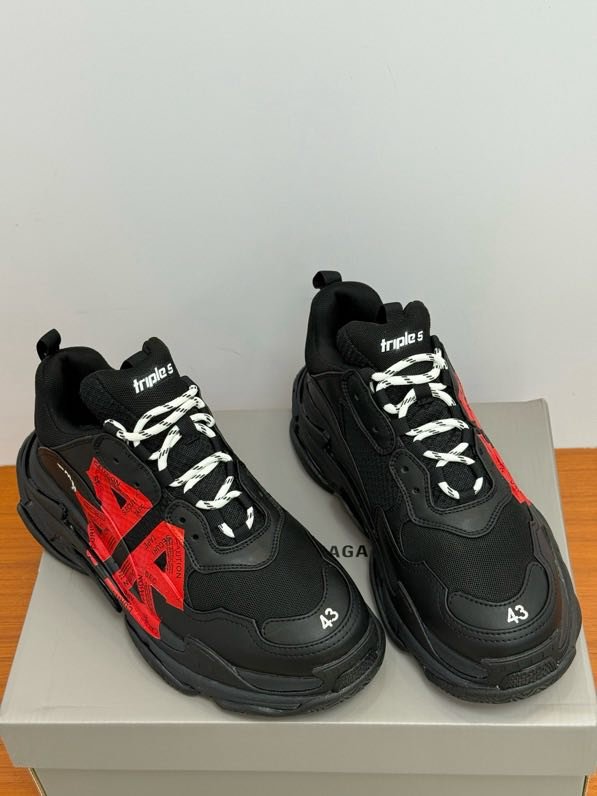 Кроссовки женские