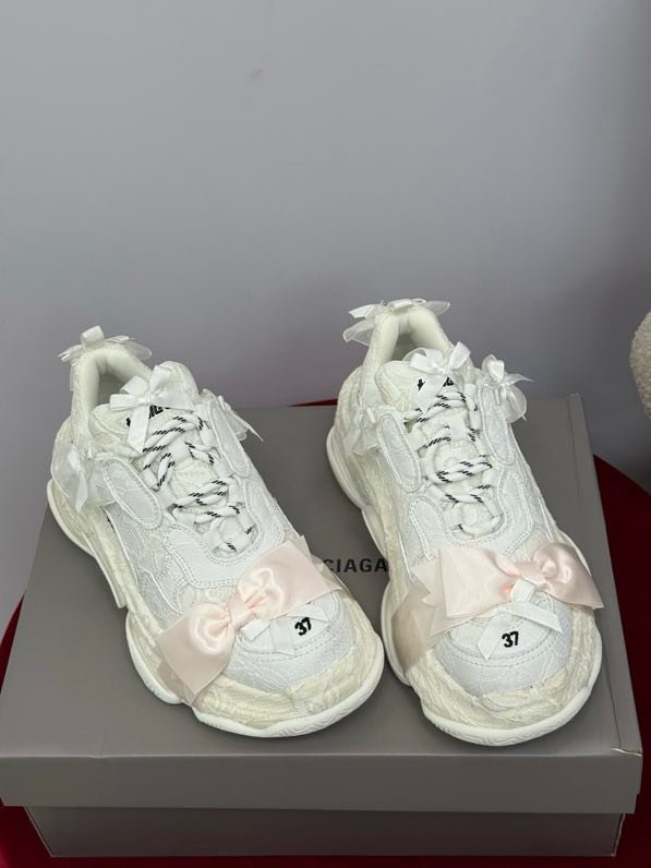 Кроссовки женские