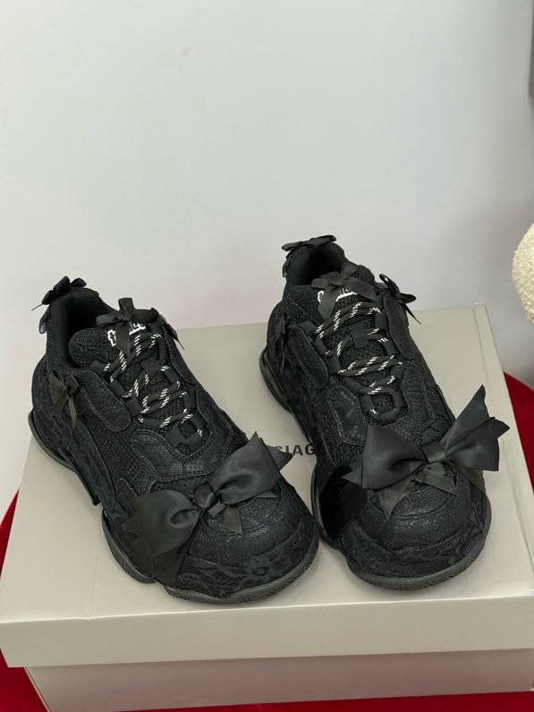 Кроссовки женские