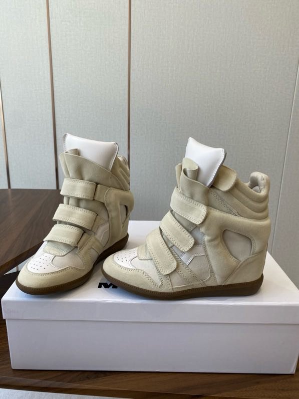 Кроссовки женские