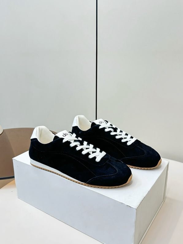 Кроссовки женские