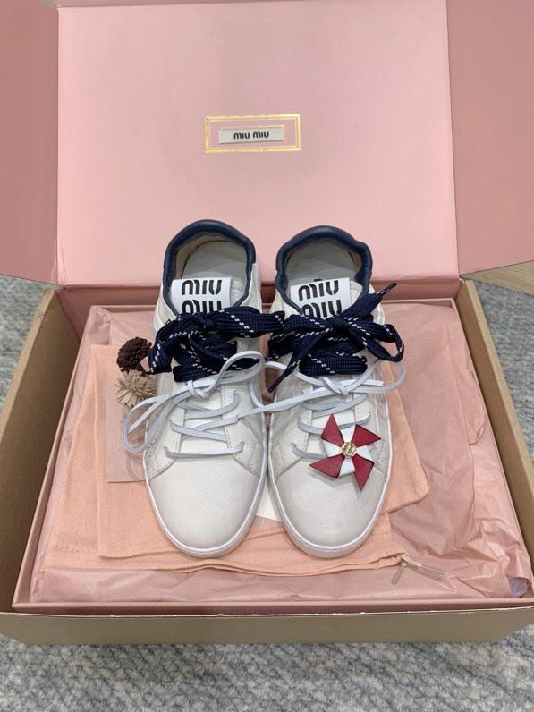 Кросівки жіночі