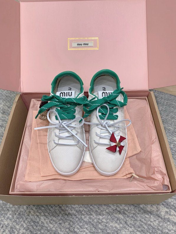 Кросівки жіночі