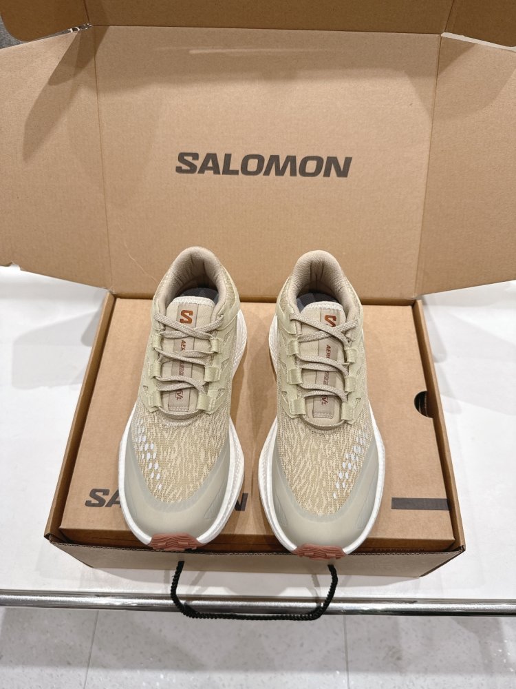 Кросівки жіночі