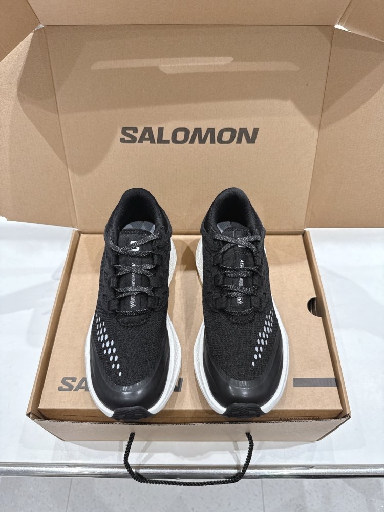 Кросівки жіночі