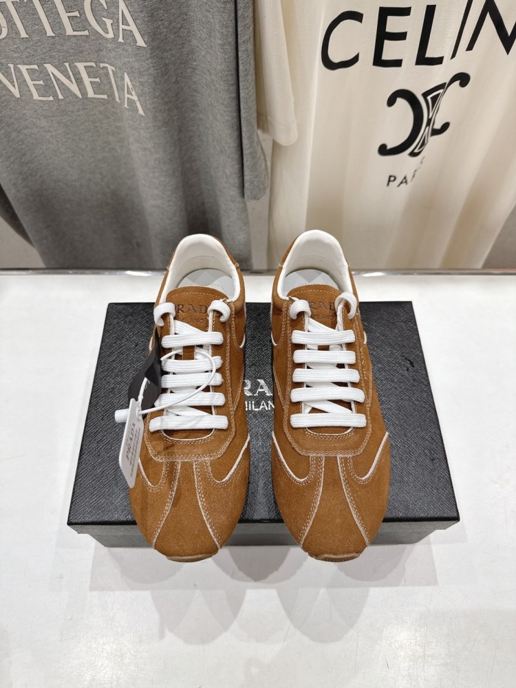 Кроссовки женские