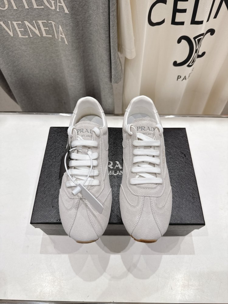 Кроссовки женские