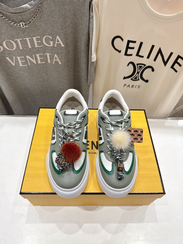 Кросівки жіночі