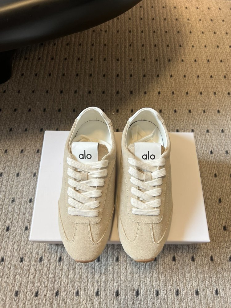 Кроссовки женские