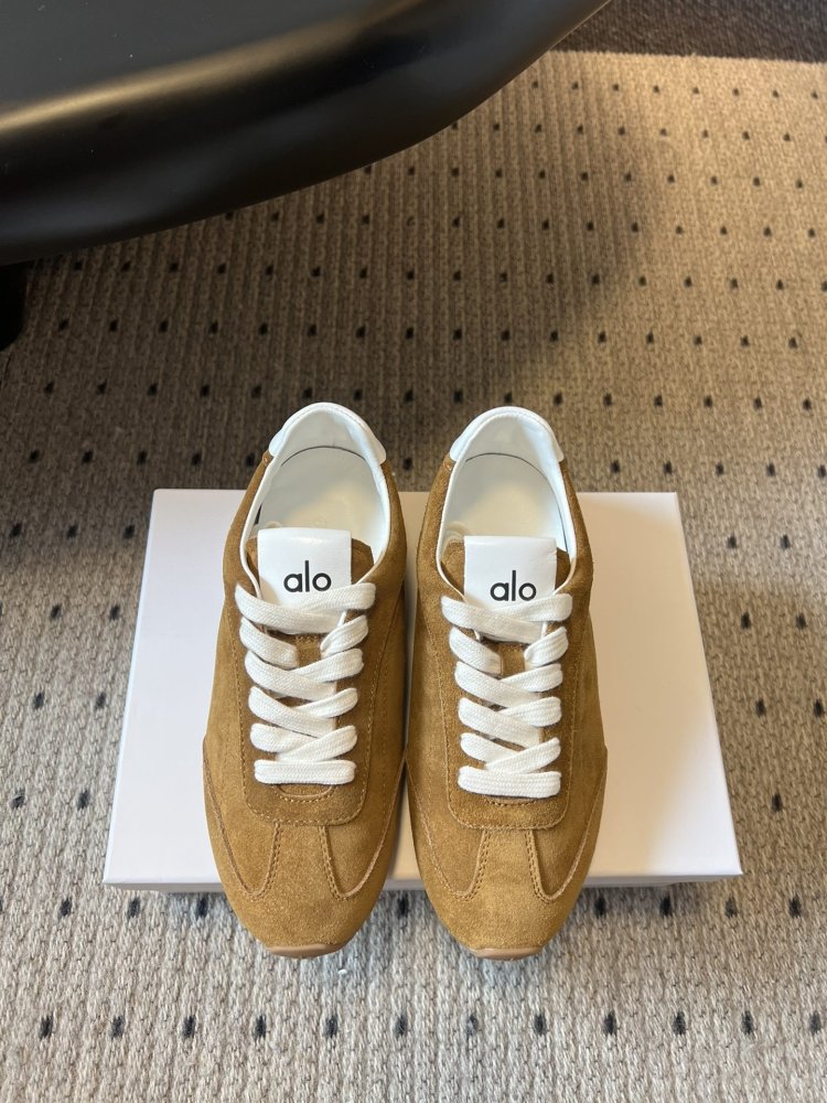 Кроссовки женские