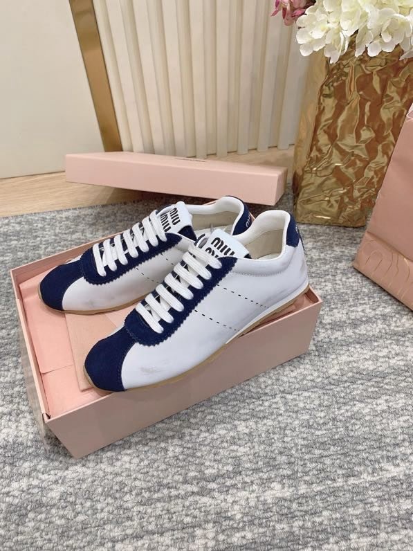 Кроссовки женские