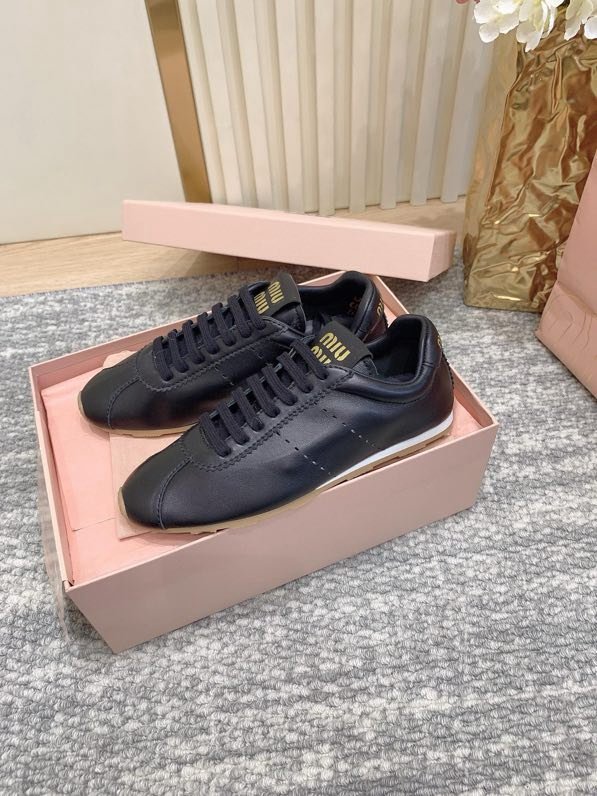 Кроссовки женские