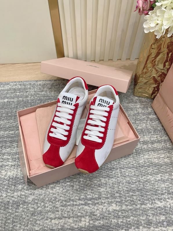 Кроссовки женские