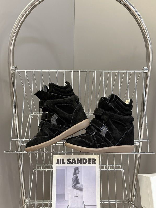 Кроссовки женские